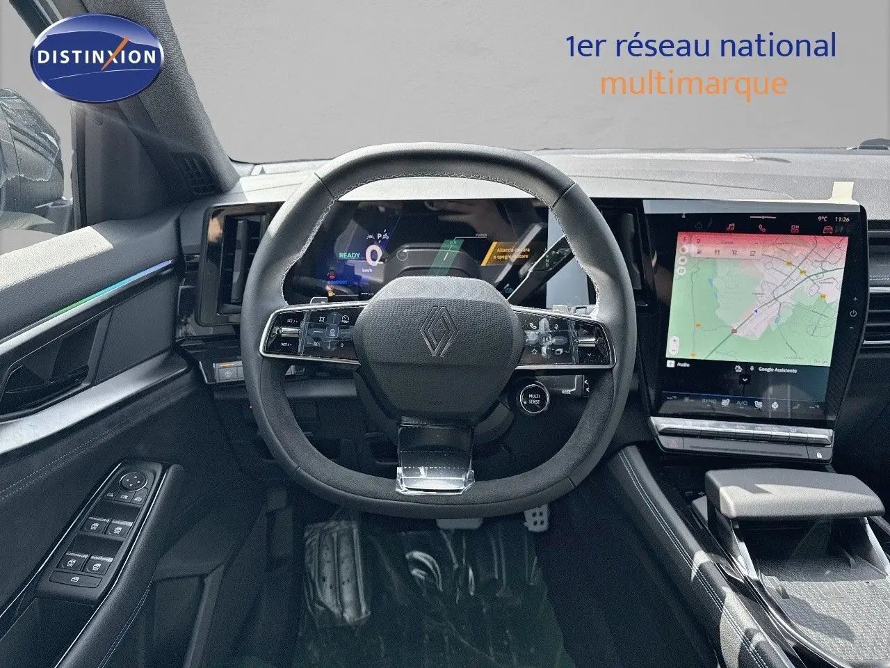 Vue intérieure centrée sur le volant et le tableau de bord numérique du Renault Austral 2024 finition Iconic.