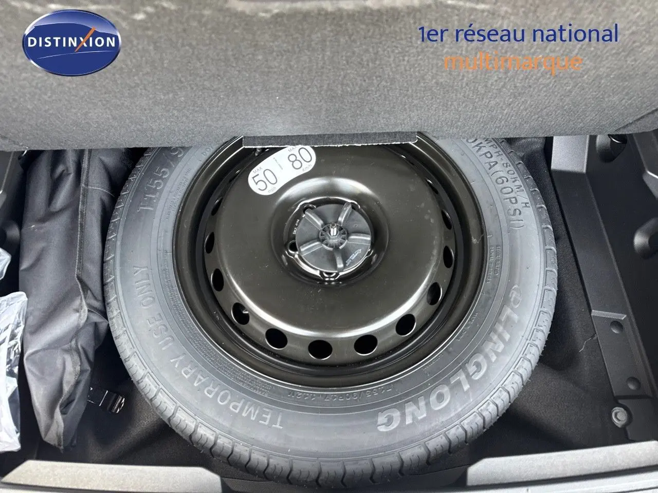 Roue de secours montée dans le coffre d'une Renault Austral 2024 gris schiste métal avec toit noir.