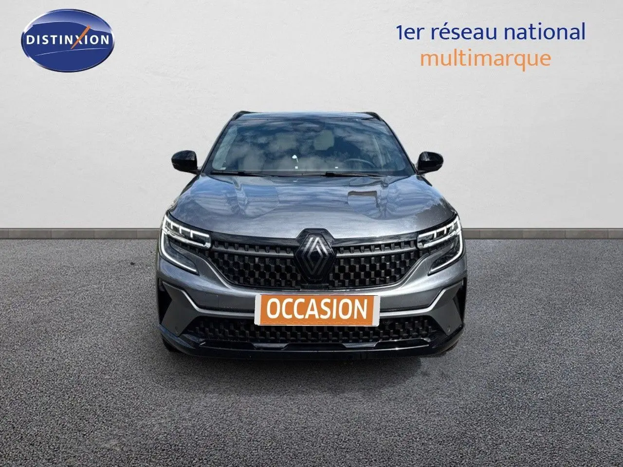 Vue frontale d'un Renault Austral gris schiste métal avec toit noir, mettant en valeur sa calandre distinctive et ses phares LED.