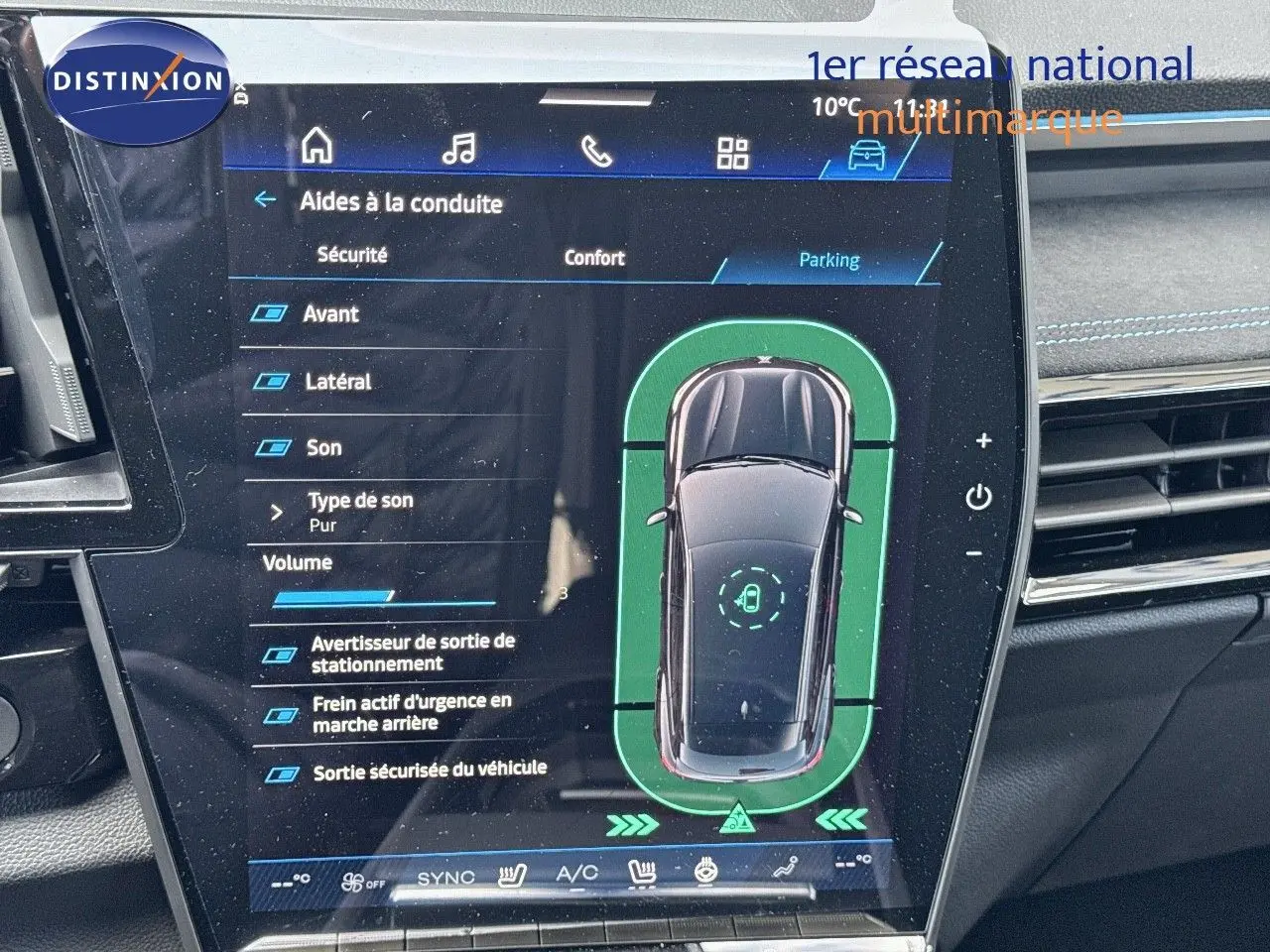 Écran tactile intérieur du Renault Austral 2024 affichant les aides à la conduite et le mode parking en vue de dessus du véhicule gris schiste.