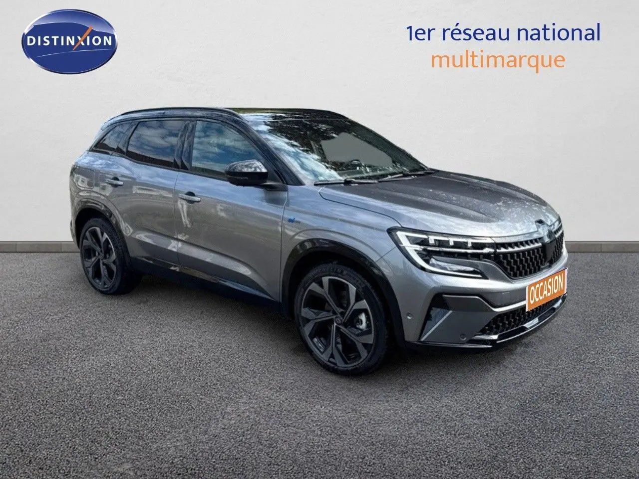 Renault Austral gris schiste métal avec toit noir, vue 3/4 avant droit mettant en valeur ses optiques LED et jantes noires.