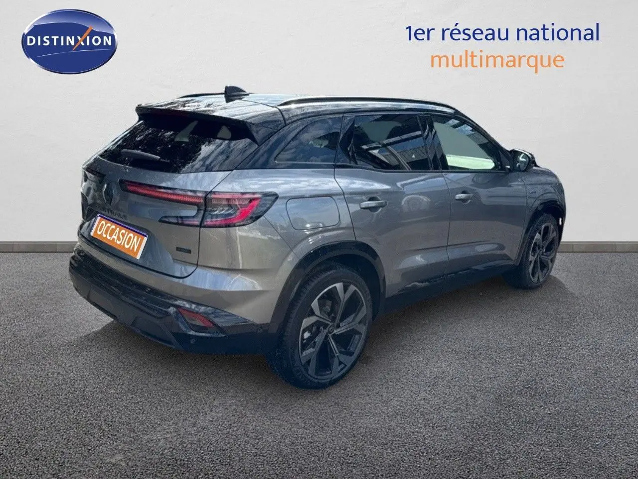 Vue 3/4 arrière droite d'un Renault Austral gris schiste métal avec toit noir et jantes alliage distinctives.