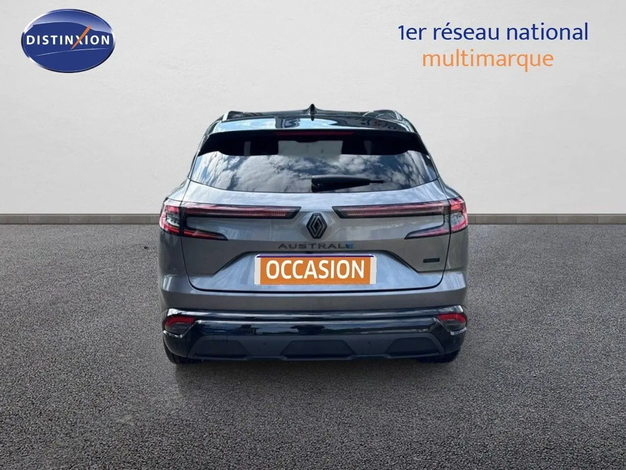 Vue arrière d'un Renault Austral gris schiste métallisé avec toit noir, mettant en valeur ses feux LED horizontaux et son logo central.