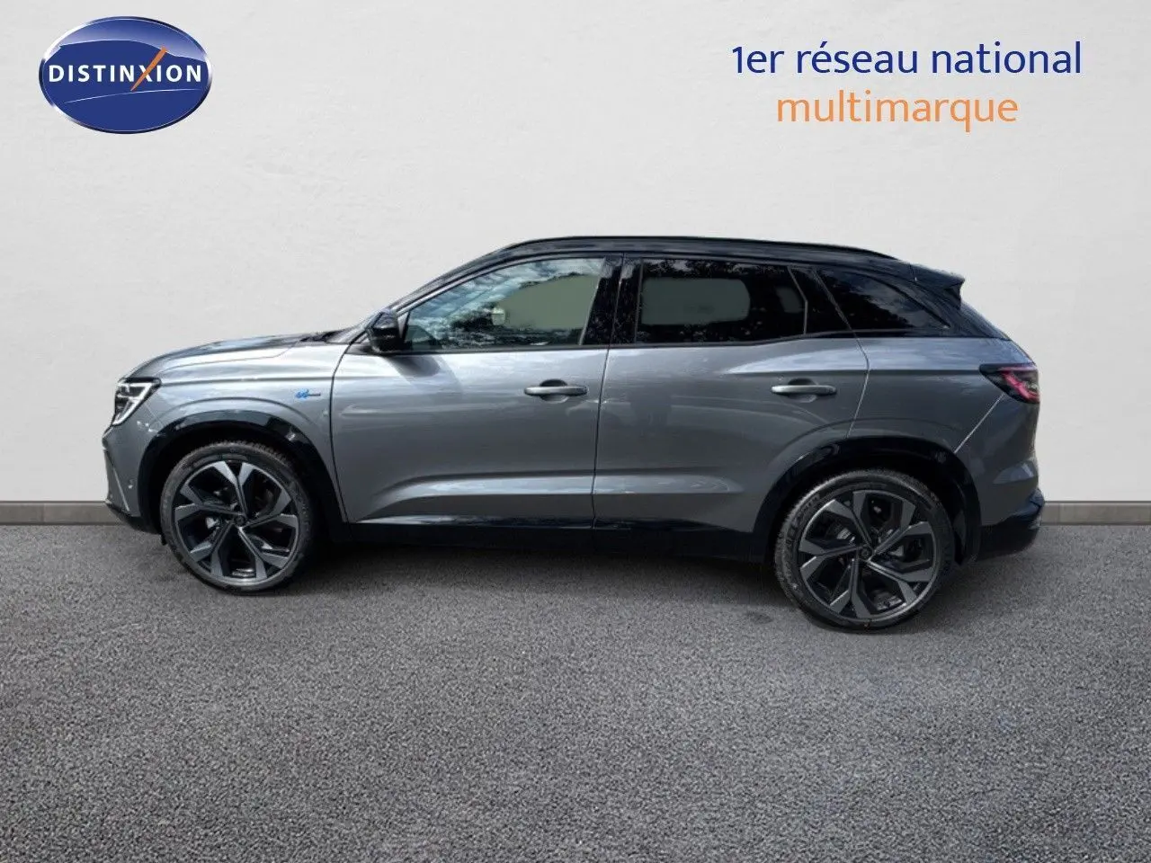 Profil droit du Renault Austral 2024 gris schiste métal avec toit noir, soulignant ses jantes alliage et lignes modernes.