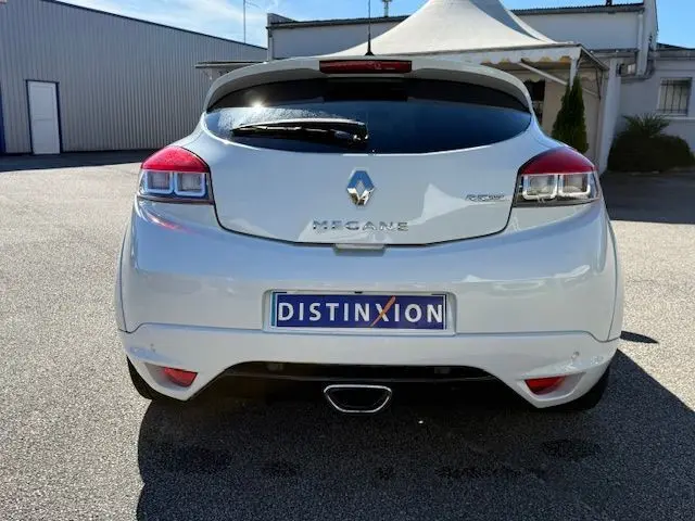 Vue arrière d'une Renault Mégane III Coupé 2.0T RS blanc nacré avec feu arrière LED et sortie d'échappement centrale.