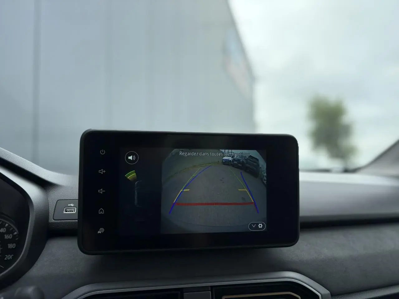 Écran tactile central montrant la caméra de recul dans l’habitacle d’une Dacia Sandero Stepway Beige Safari.