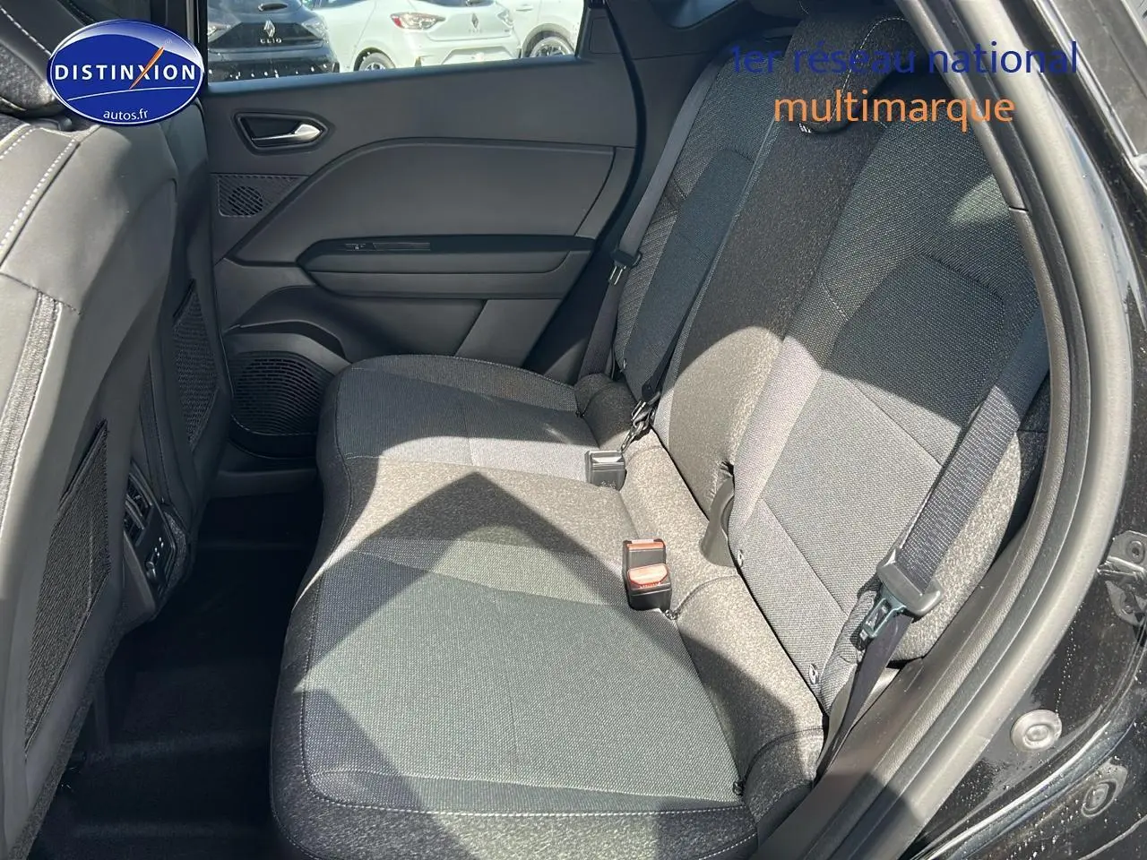 Vue intérieure côté droit montrant la banquette arrière grise du Renault Captur 1.6 e-tech hybride 2025 Noir Étoile.
