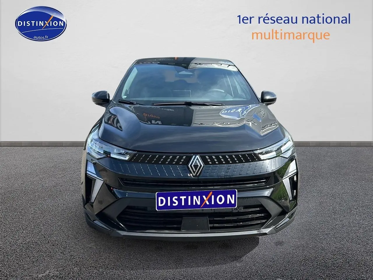 Vue de face du Renault Captur 1.6 e-tech hybride 145 Techno noir étoile avec calandre moderne et phares LED fins.