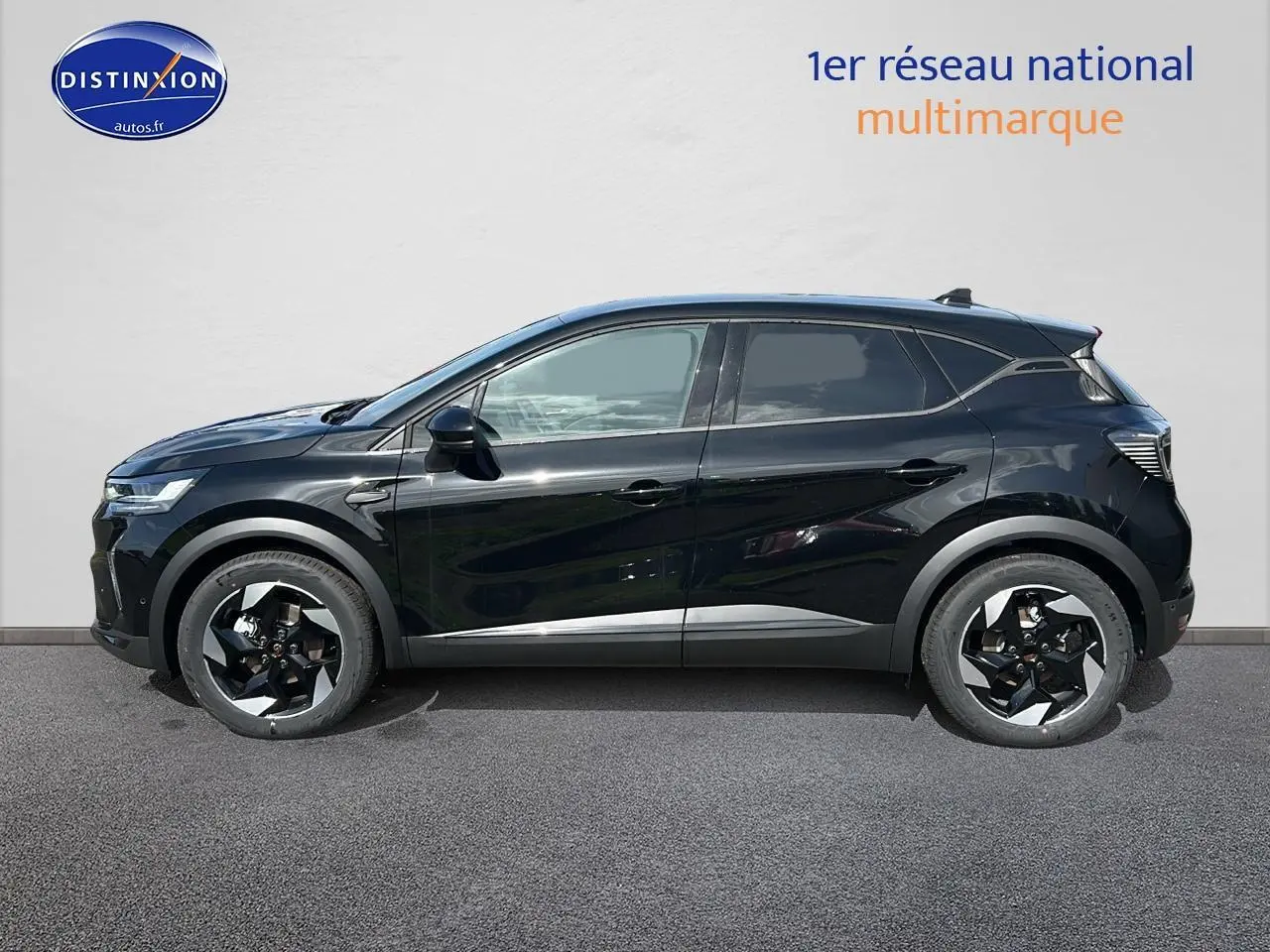 Profil droit du Renault Captur 1.6 e-tech hybride 2025 noir étoile avec jantes alu bicolores et vitres teintées.