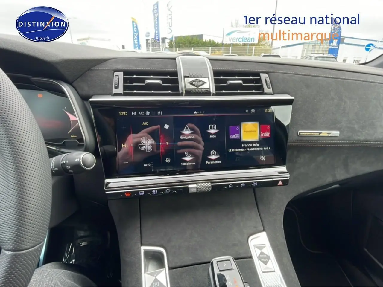 Vue intérieure du tableau de bord et console centrale du DS7 noir 2026, avec écran tactile et finitions Performance Line.