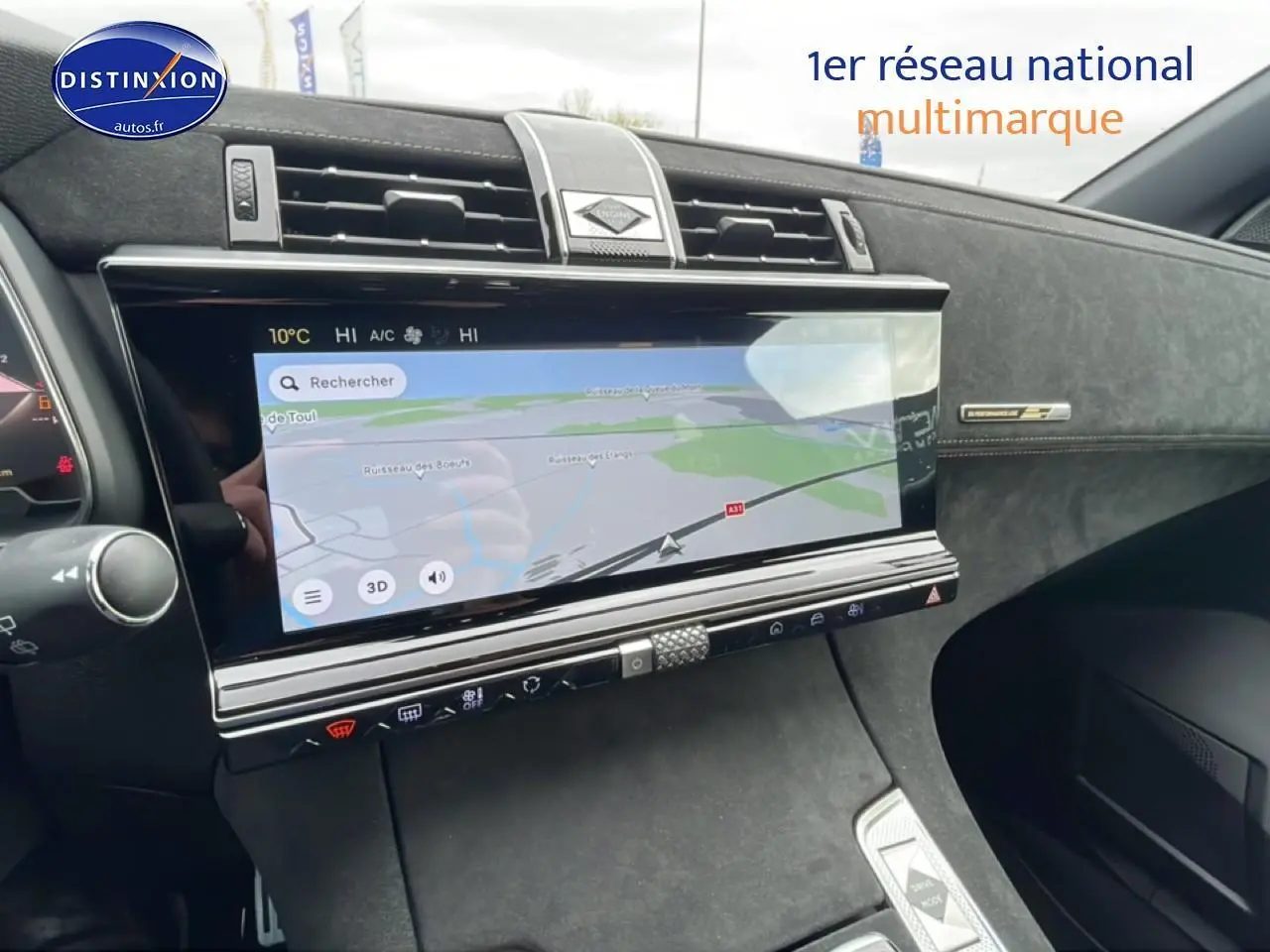 Vue intérieure du tableau de bord du DS7 1.5 BlueHDi 130 Performance Line avec écran tactile GPS et finition noire élégante.
