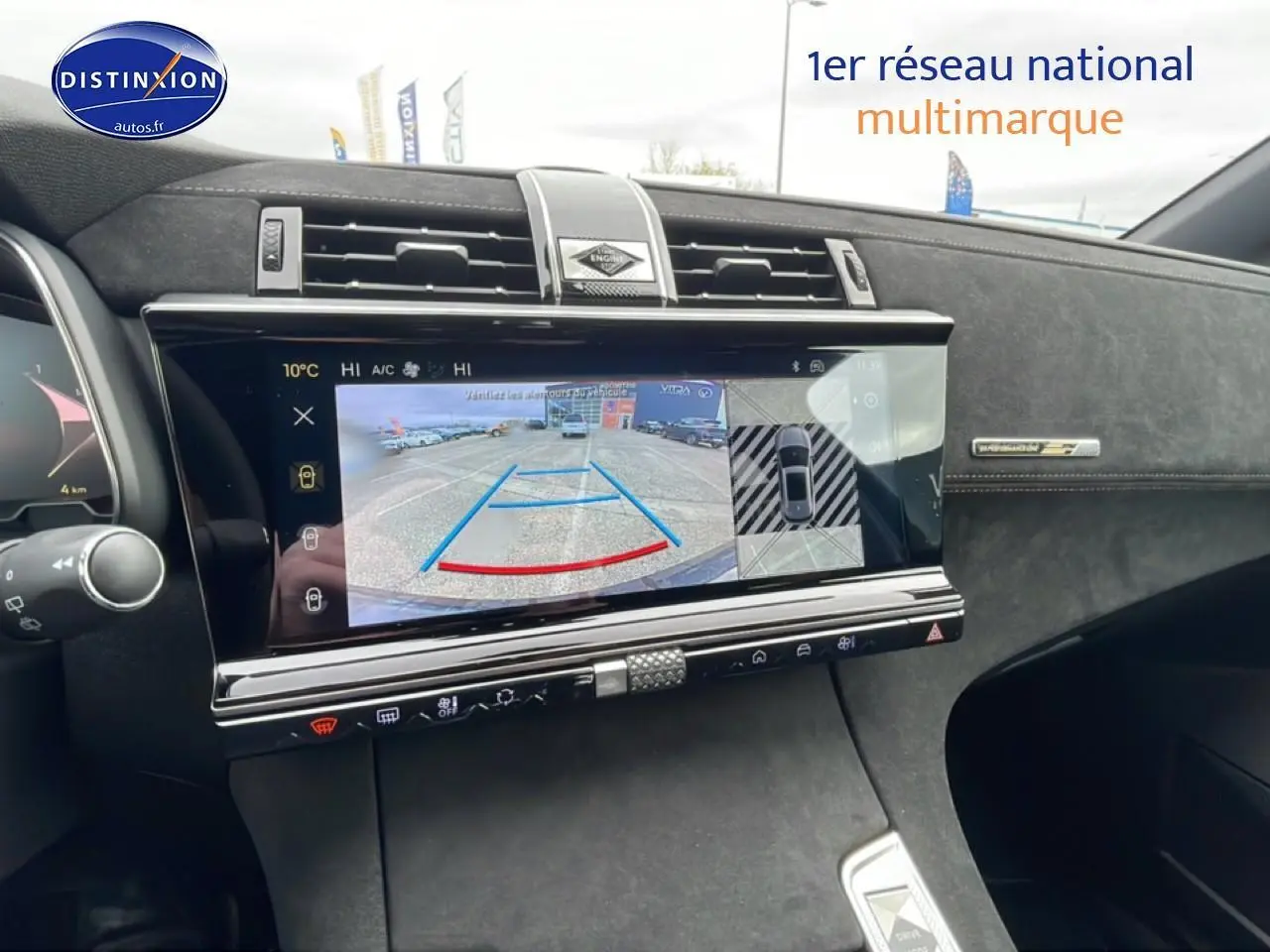 Vue intérieure du tableau de bord noir du DS7 1.5 BlueHDi 130 avec écran tactile affichant la caméra de recul.