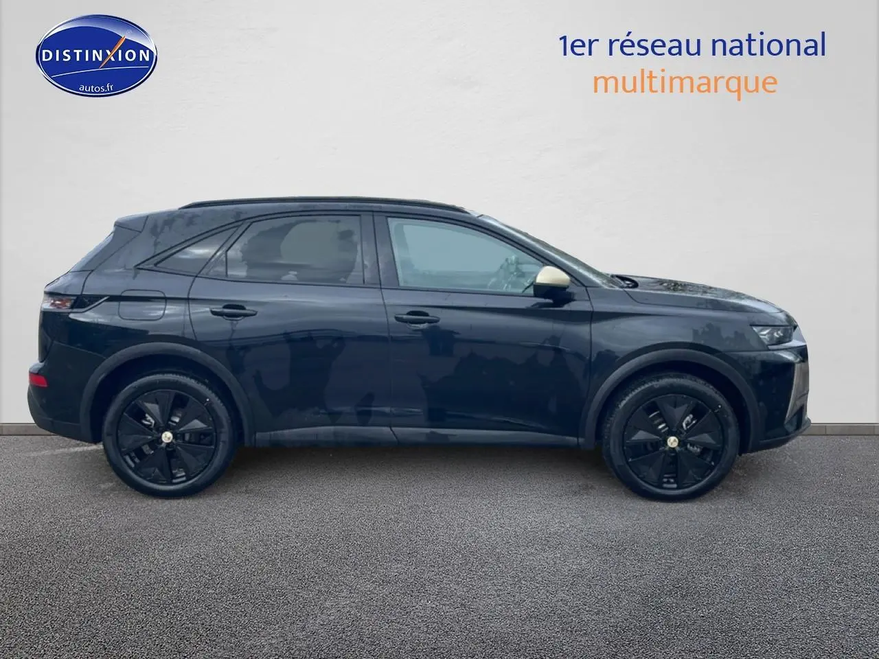 Vue de profil côté gauche d’un DS7 noir 2026 avec jantes noires et rétroviseur beige contrastant.
