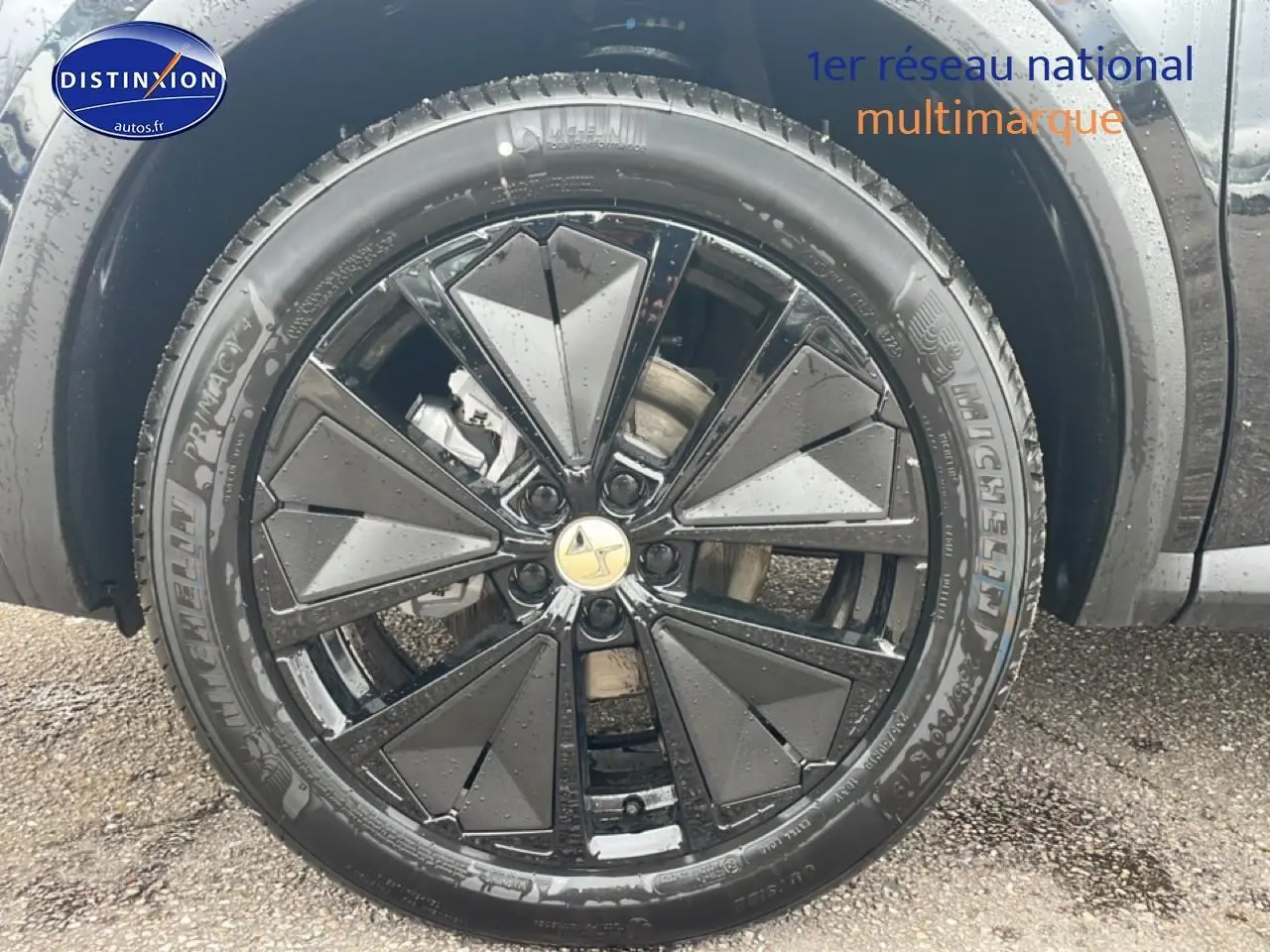 Gros plan sur la jante noire brillante du côté gauche d’un DS7 1.5 BlueHDi 130 Performance Line noir, avec pneu Michelin.