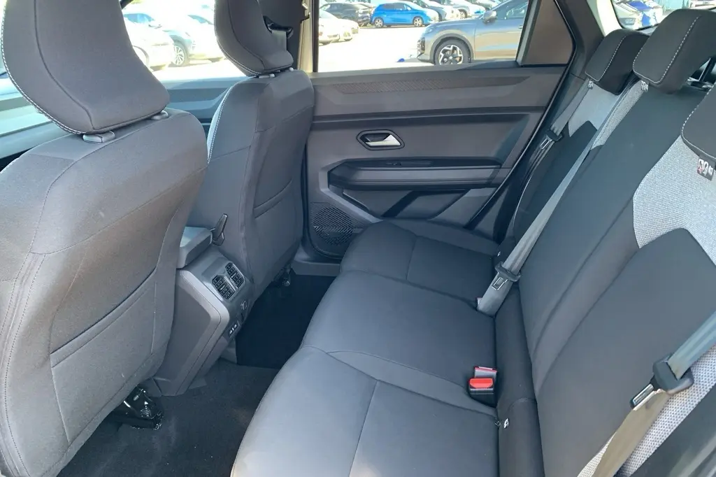 Vue intérieure côté droit sur la banquette arrière noire et grise du Dacia Bigster 155 Journey 2026.