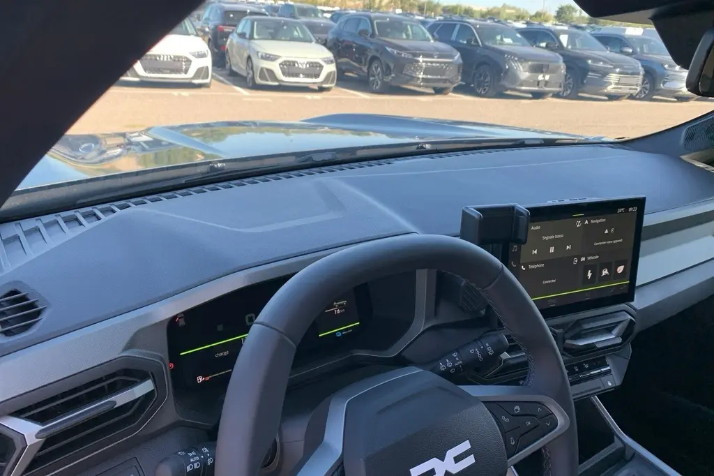 Vue intérieure du tableau de bord et volant du Dacia Bigster 155 Journey avec écran tactile et affichage digital.