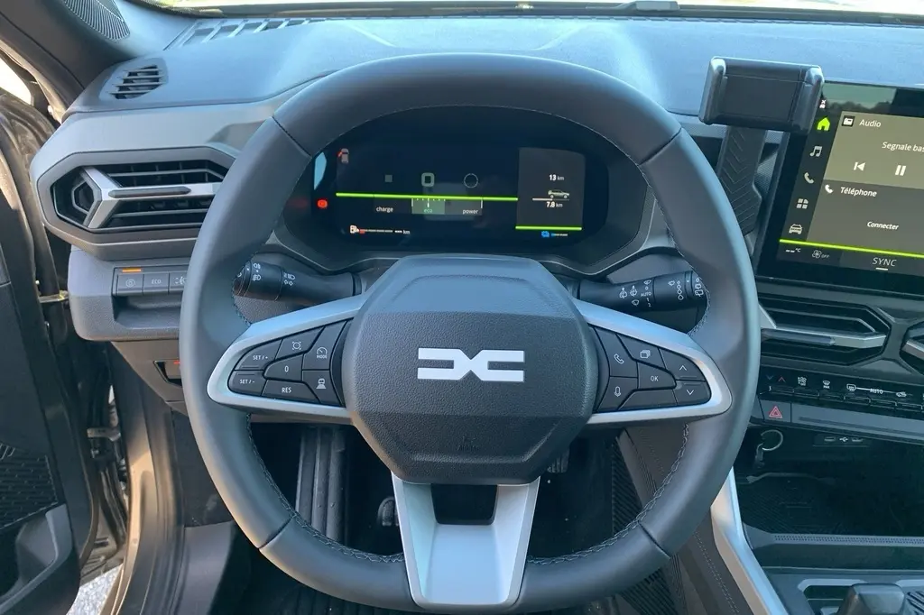 Vue frontale du volant noir du Dacia Bigster 155 Journey avec tableau de bord digital et écran tactile multimédia.