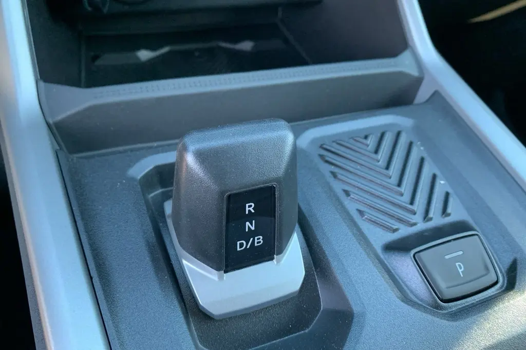 Gros plan sur la commande de boîte automatique noire et grise du Dacia Bigster 155 Journey, console centrale visible.