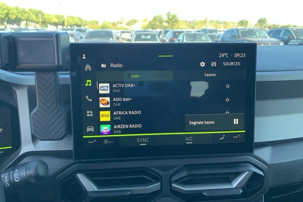 Écran tactile central du tableau de bord du Dacia Bigster gris, affichant les options radio DAB+ en intérieur.