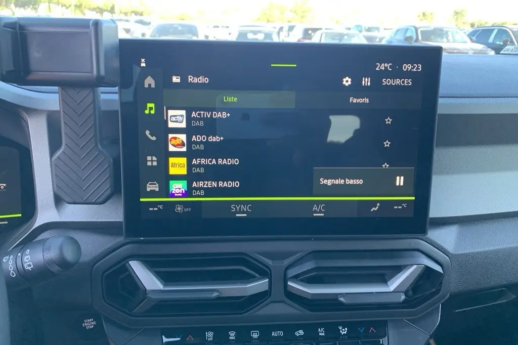 Écran tactile central du tableau de bord du Dacia Bigster 155 Journey avec interface radio et commandes climatisation visibles.