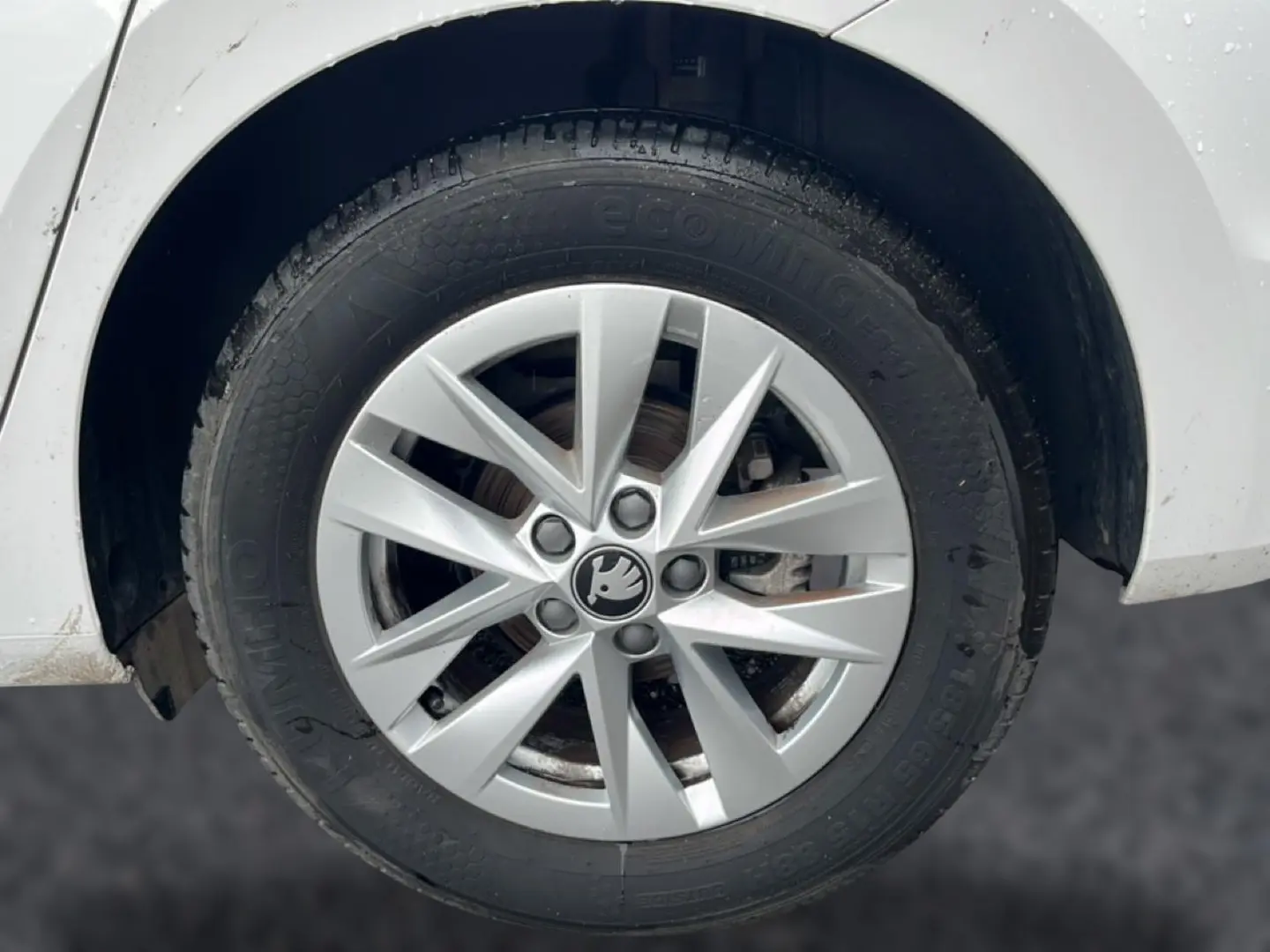 Gros plan sur la roue avant droite blanche d'une Skoda Fabia 2025 avec jante alu à 10 branches.