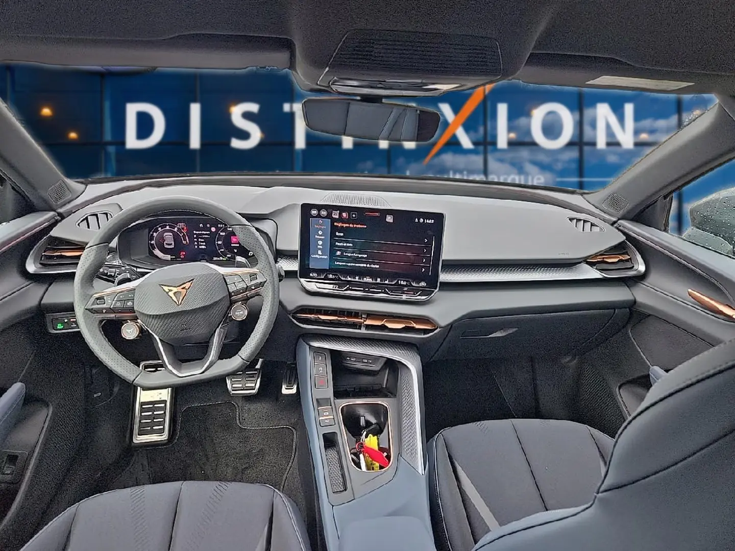 Vue intérieure avant du CUPRA TERRAMAR noir 2026, tableau de bord moderne avec écran tactile et volant sport cuir.