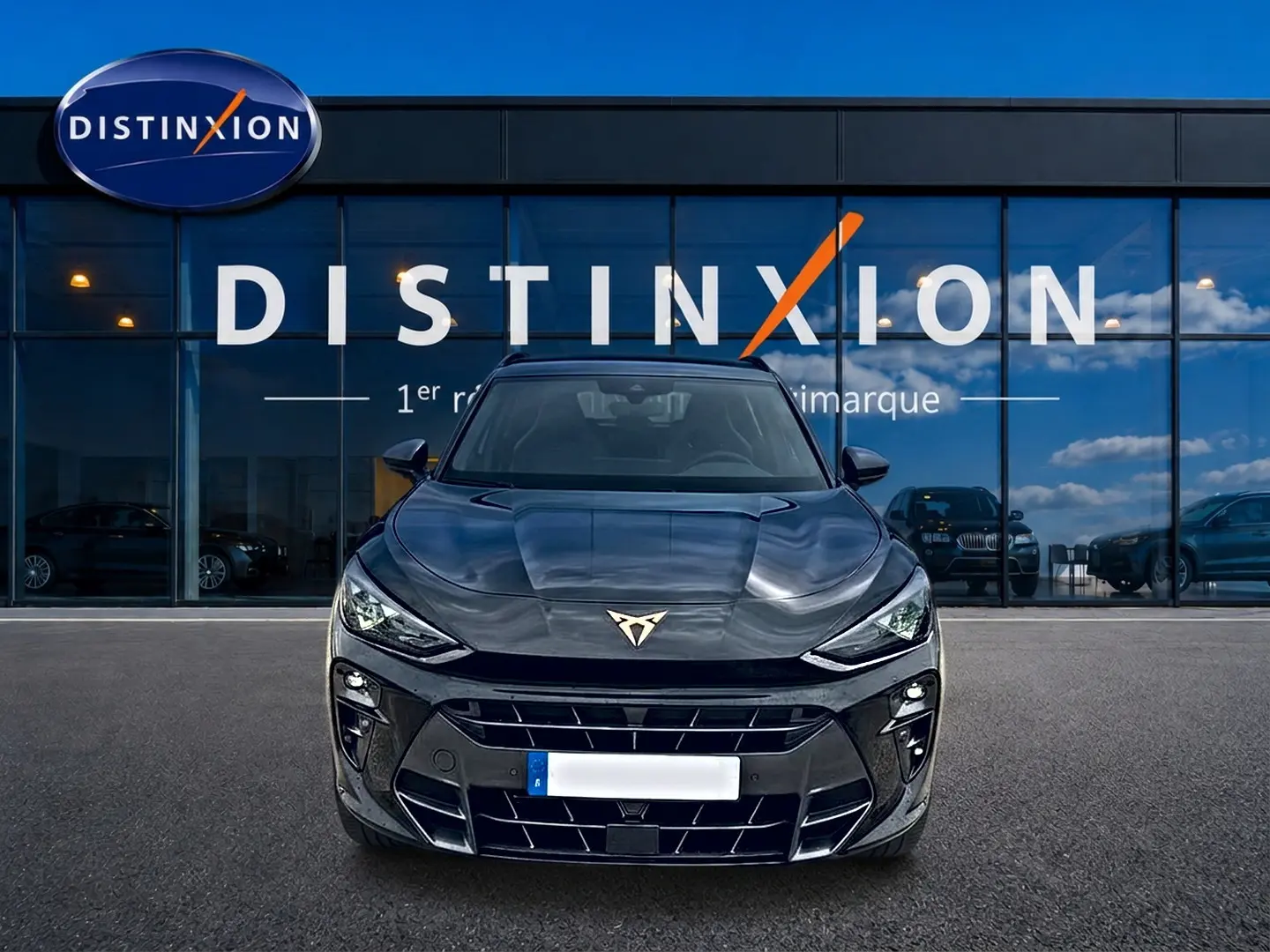 Vue frontale d'un CUPRA TERRAMAR noir 2026 avec calandre marquée et logo CUPRA doré visible.