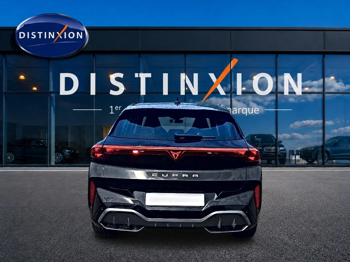 Vue arrière d'un CUPRA Terramar noir 2026 avec feux arrière LED et logo distinctif rouge au centre.