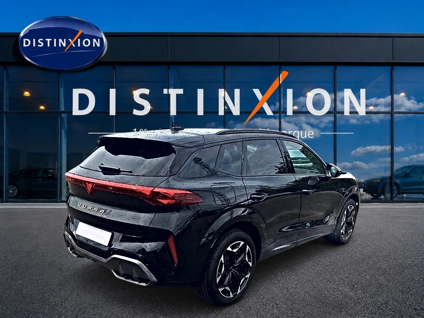 Vue 3/4 arrière droite du CUPRA TERRAMAR noir 2026 avec feux arrière LED et jantes alu 19 pouces visibles.