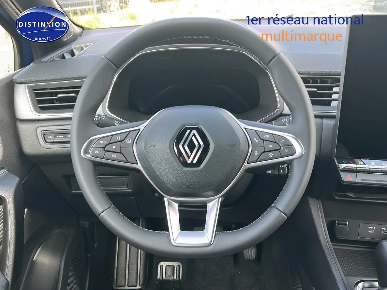Vue frontale du volant noir du Renault Captur 2025 avec tableau de bord et écran tactile visible.
