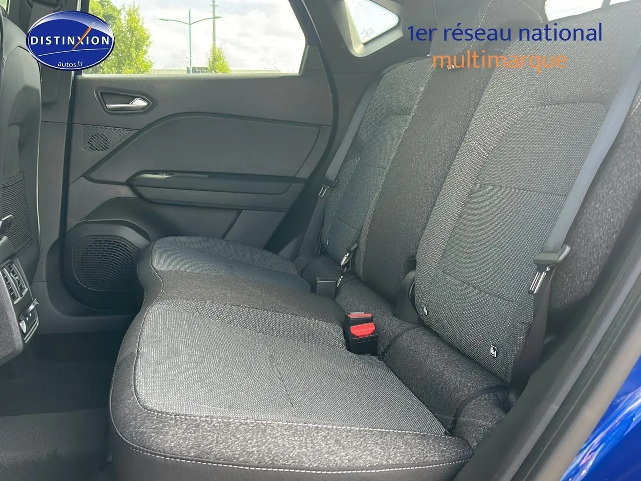 Vue côté gauche sur la banquette arrière grise du Renault Captur Bleu Iron 2025, avec ceinture et porte arrière visible.