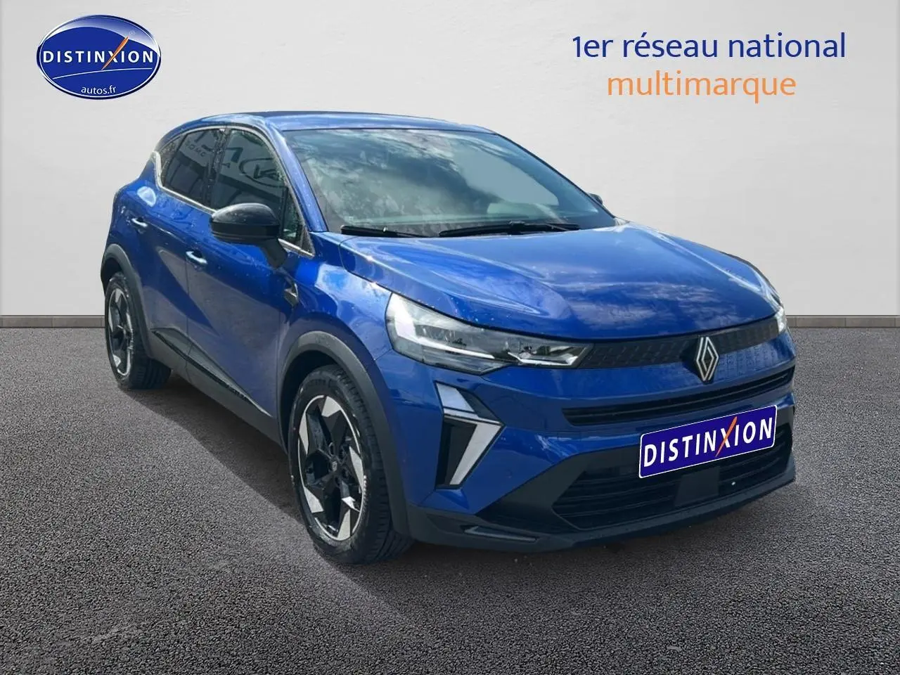 Renault Captur 1.6 e-tech hybride bleu iron en 3/4 avant droit avec jantes alu et feux LED distinctifs.