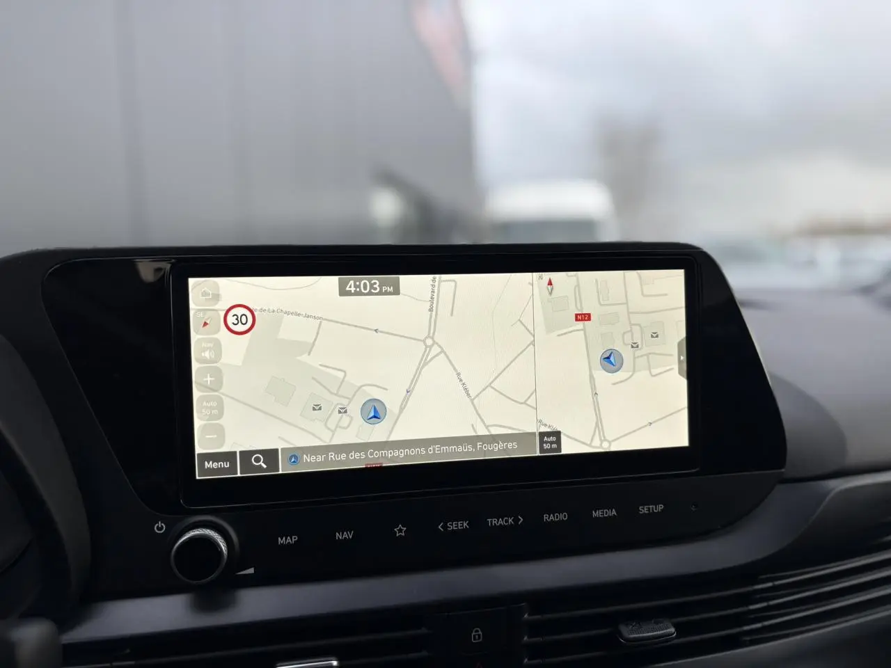 Écran tactile GPS 10,25'' affichant une carte, intérieur noir de la Hyundai i20 2025 vue de face.