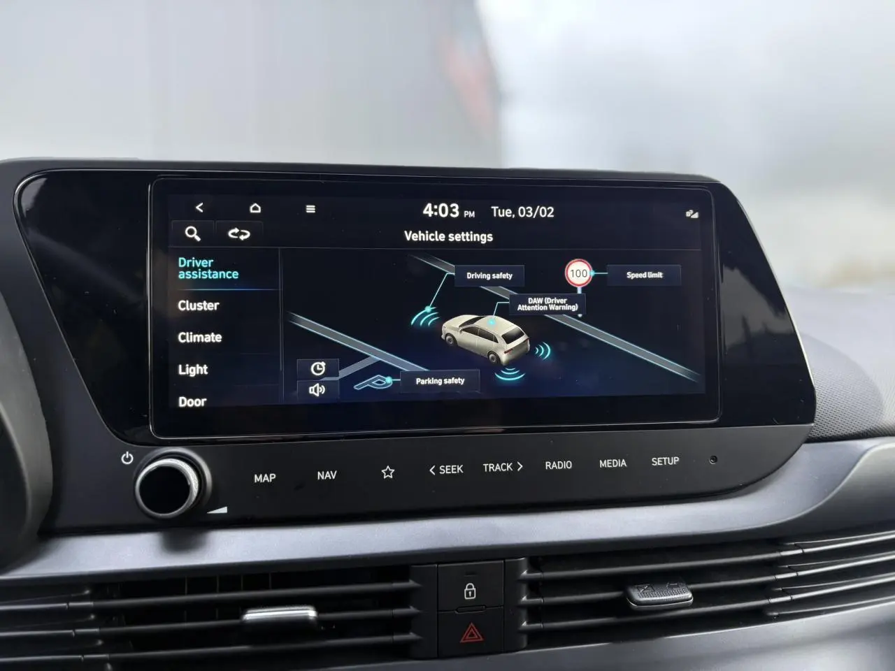 Écran tactile central de la Hyundai i20 2025 affichant les réglages d'assistance à la conduite, vue intérieure frontale.