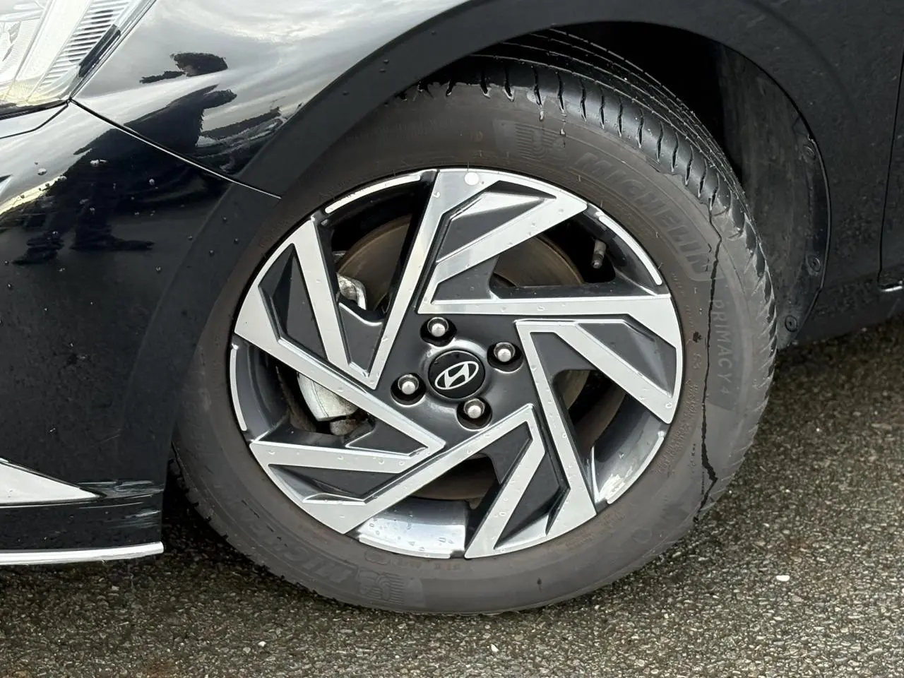 Gros plan sur la jante alliage diamantée 16'' noire et argentée d'une Hyundai i20 Phantom Metal 2025.