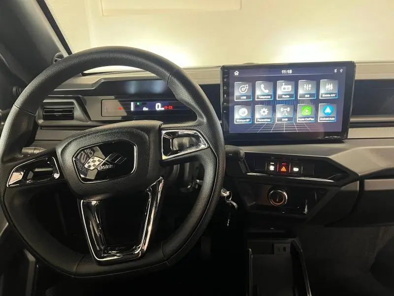 Vue intérieure centrée sur le volant et la console centrale avec écran tactile du Ligier JS50 Sport Elite E5+ gris 2025.