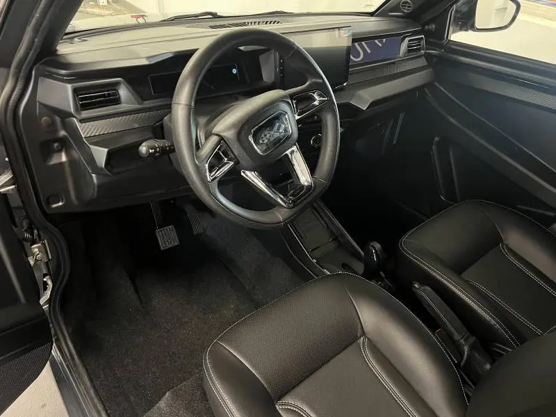 Vue intérieure du tableau de bord et volant de la LIGIER JS50 SPORT ELITE E5+ 2025, finition noire avec détails chromés.