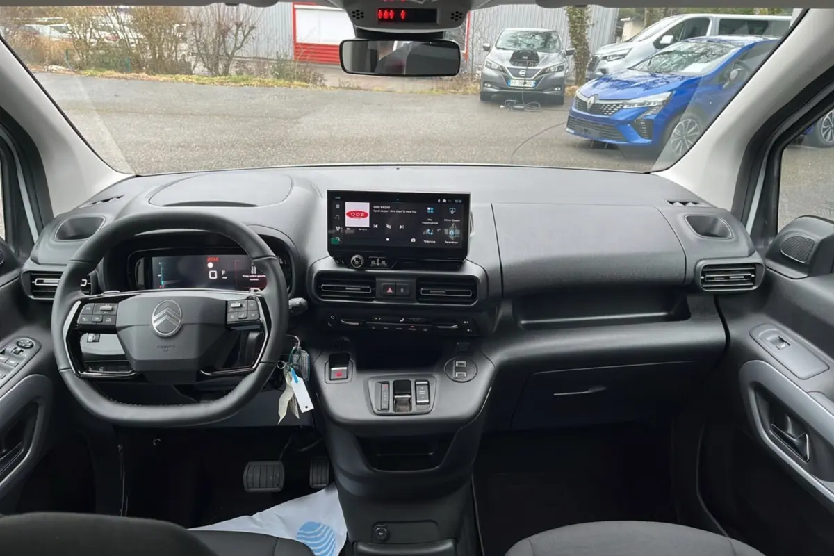 Vue intérieure du tableau de bord et volant multifonctions du Citroën Berlingo 2026, finition noire moderne.