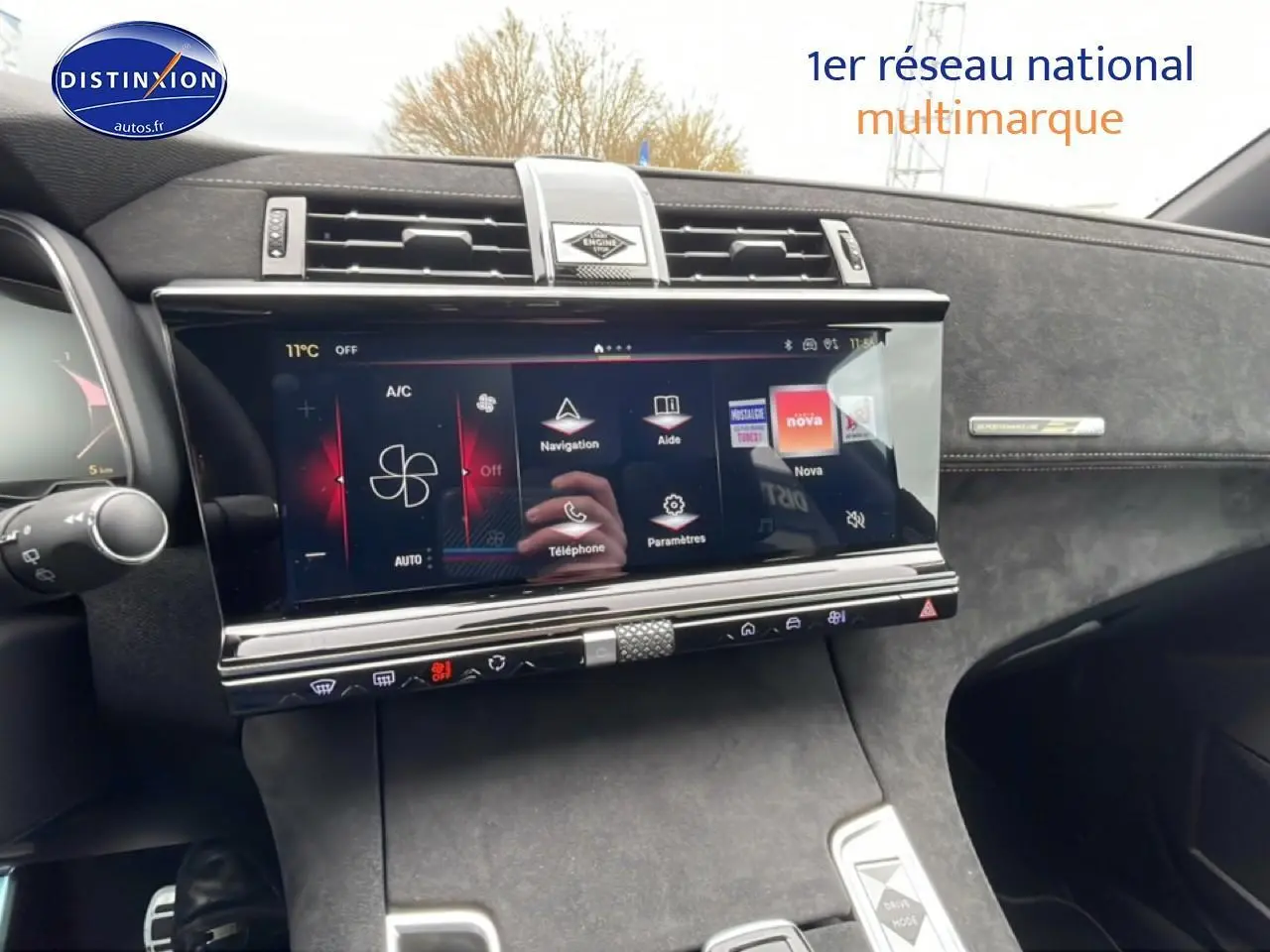 Vue intérieure du tableau de bord du DS7 1.5 BlueHDi gris titane, avec écran tactile multifonction et finition alcantara.