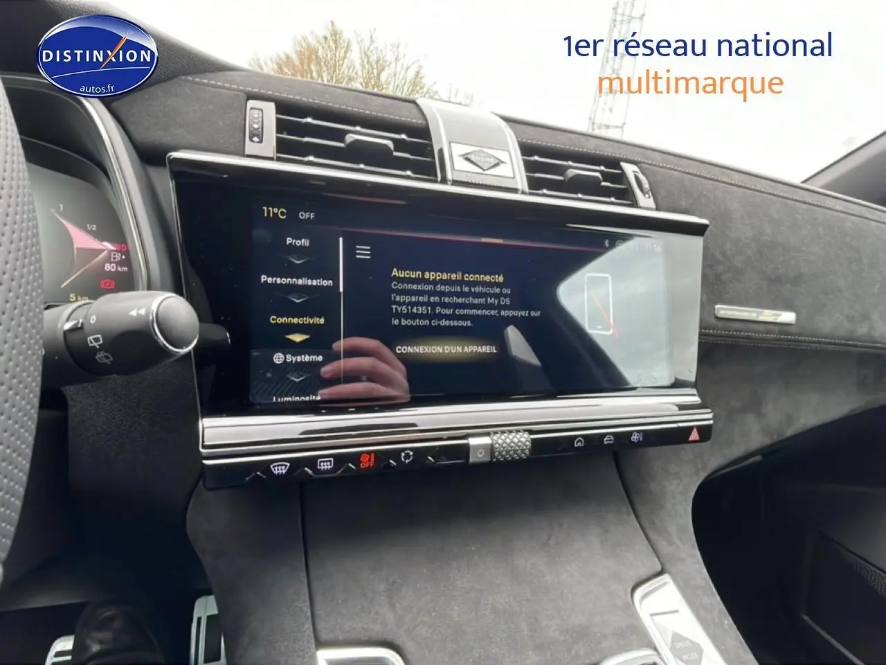 Tableau de bord du DS7 1.5 BlueHDi 130 gris titane, vue de face centrée sur l'écran tactile et commandes.
