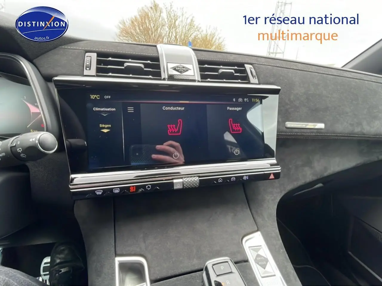 Vue intérieure du tableau de bord et console centrale du DS7 gris titane, avec écran tactile et commandes chauffantes des sièges.