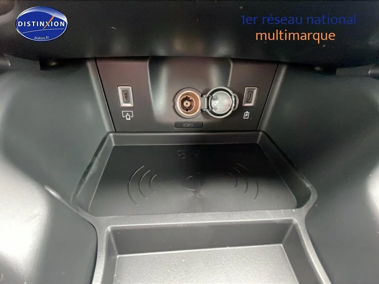 Gros plan sur la console centrale du DS7 2026 gris titane, montrant prises USB, prise 12V et zone de recharge sans fil.