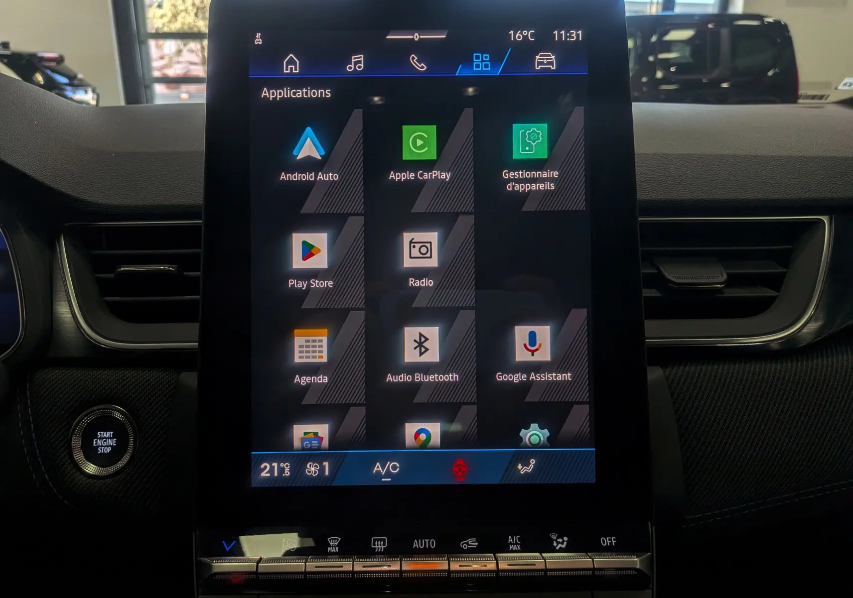 Écran tactile central du tableau de bord de la Renault SYMBIOZ blanc nacré, affichant les applications connectées.