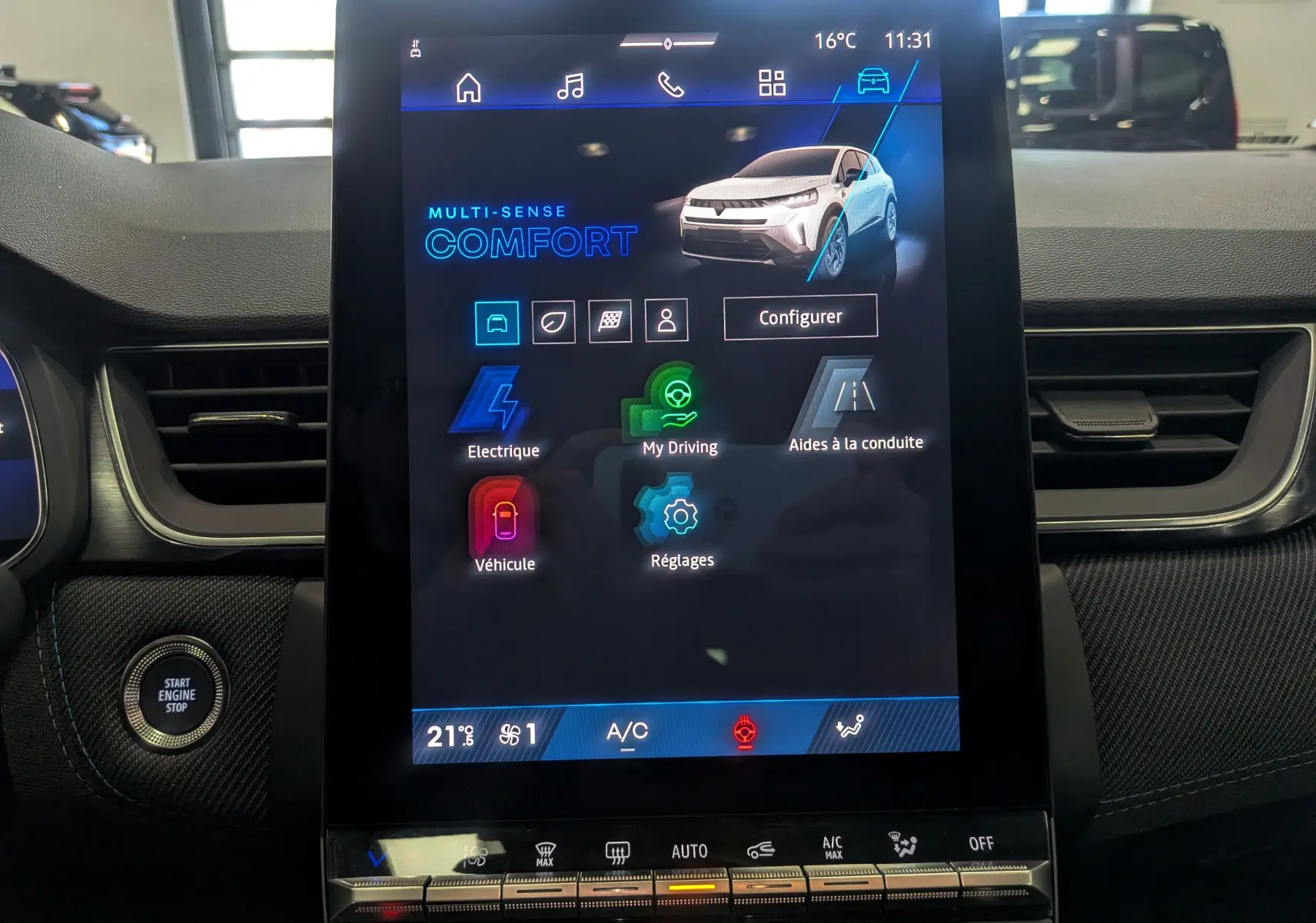 Écran tactile central du tableau de bord du Renault Symbioz blanc nacré, affichant les réglages de conduite en mode confort.