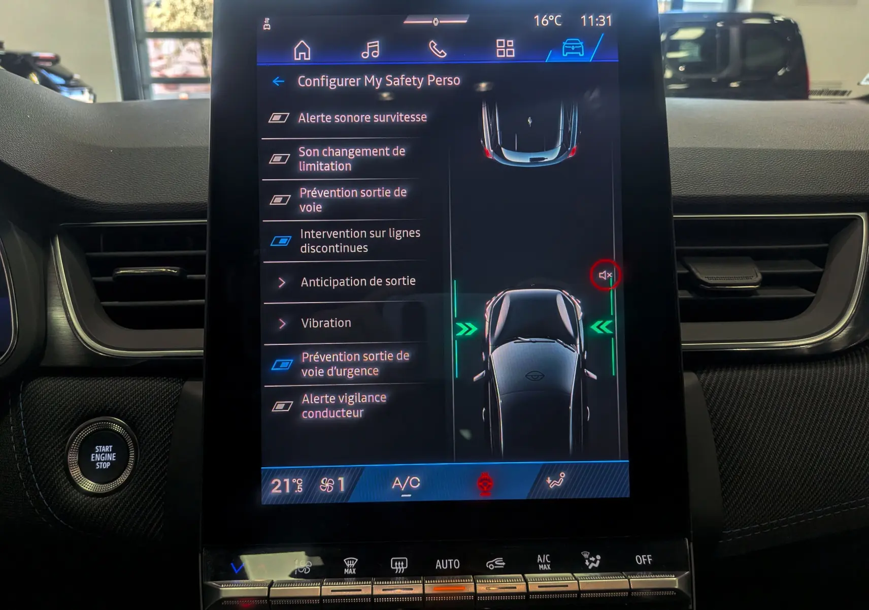 Écran tactile central du Renault Symbioz blanc nacré montrant les options d'assistance à la conduite en intérieur.
