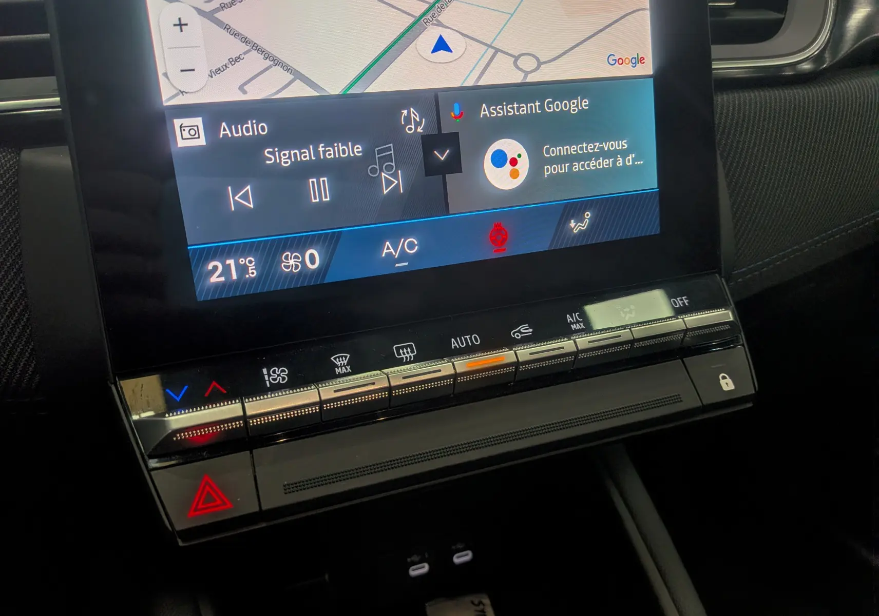 Vue rapprochée de l'écran tactile et des commandes de climatisation du Renault Symbioz blanc nacré, version hybride 2026.