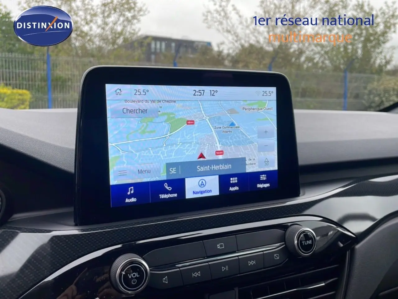 Écran tactile central du Ford Kuga 2024 affichant la navigation, avec tableau de bord noir et finitions modernes.