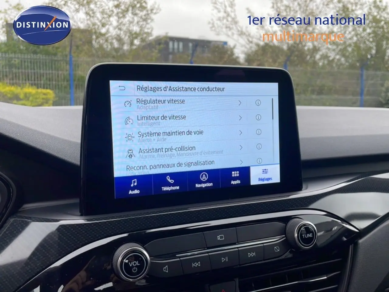 Écran tactile central du Ford Kuga 2024 affichant les réglages d’assistance conducteur, avec tableau de bord noir.