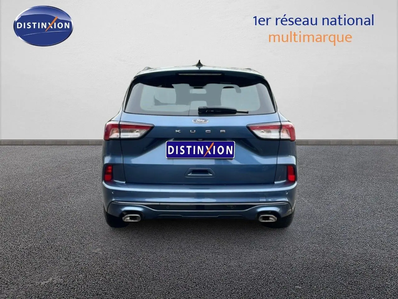 Vue arrière d'un Ford Kuga 2024 bleu Vapor Metal avec double sortie d'échappement et feux arrière LED.