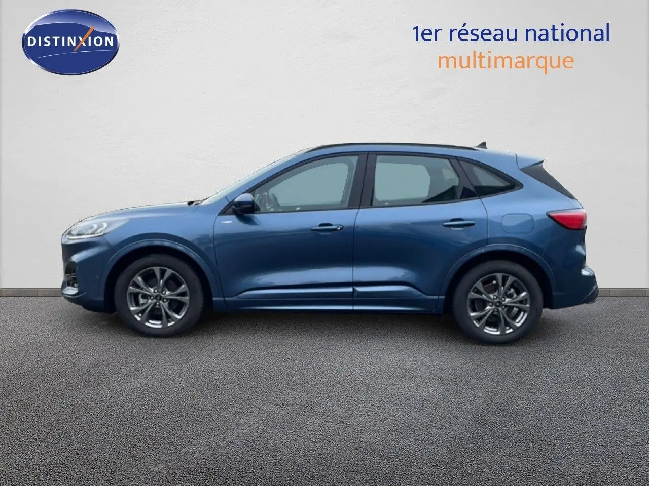 Vue de profil côté gauche du Ford Kuga 2024 bleu Vapor Metal avec jantes alliage et lignes dynamiques ST-Line.